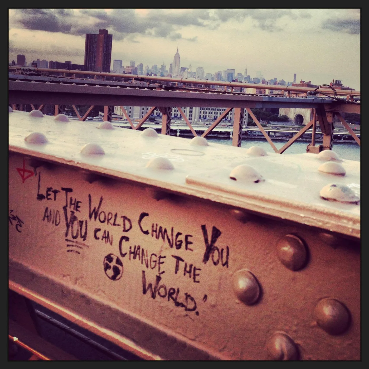 Napis znaleziony w Nowym Jorku: Let the world change you and you can change the world