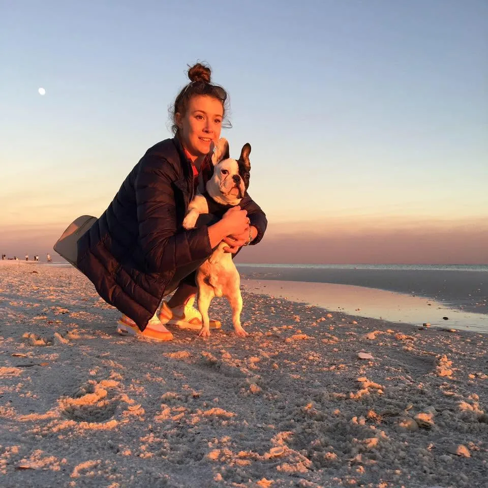 Weronika na plaży o zachodzie słońca